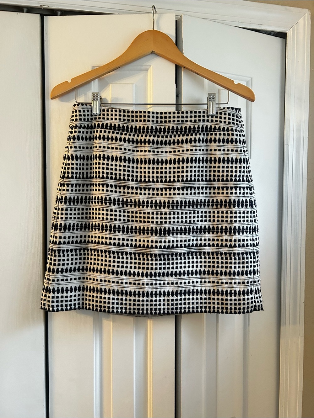 LOFT Black & White Textured Pattern Skirt sz 4